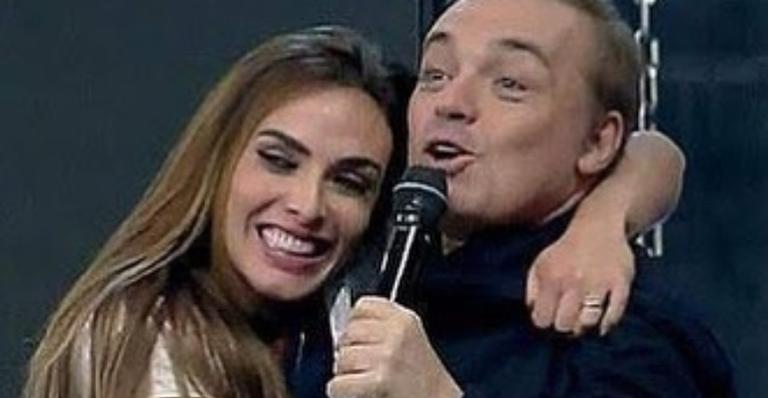 Nicole Bahls comove a web ao prestar homenagem para Gugu: ”Anjo amigo”