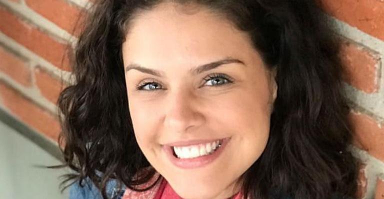 Paloma Bernardi arranca suspiros com clique de biquíni na praia
