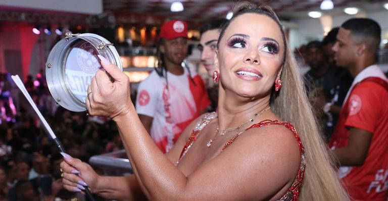 Com look arrasador, Viviane Araújo rouba a cena em ensaio do Salgueiro