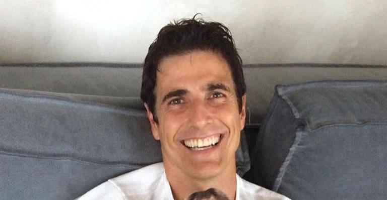 Em clima de despedida, Reynaldo Gianecchini posa ao lado de Walcyr Carrasco e o agradece