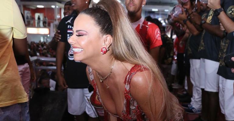 Viviane Araujo surge apenas de lingerie na cama e esquenta a web: ”Deusa”