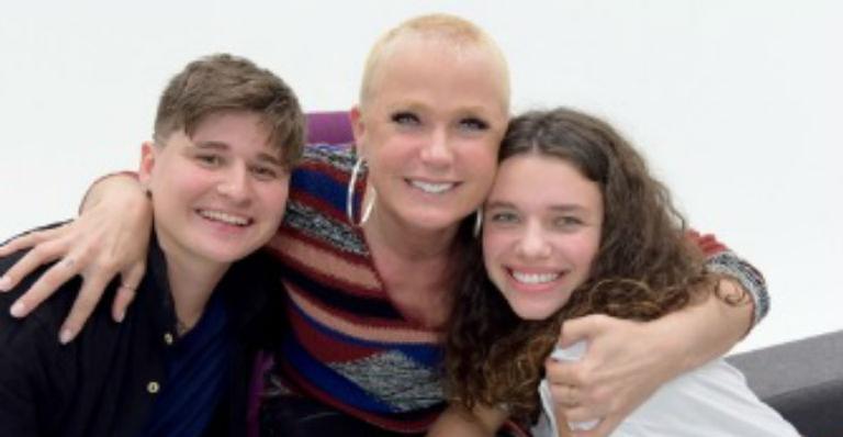Xuxa recebe Bruna Linzmeyer e Iana Mallmann em novo projeto e conversa sobre discriminação a comove
