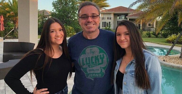 Filhas gêmeas de Gugu Liberato mostram fotos inéditas com o pai