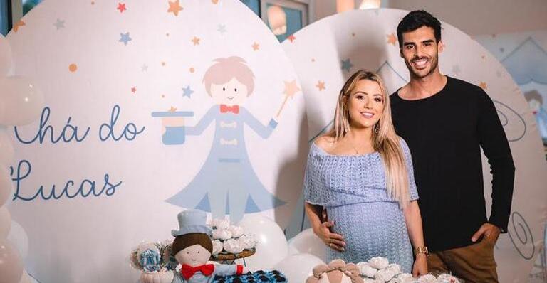Ator Anderson Tomazini e a esposa celebram espera do filho com chá de bebê