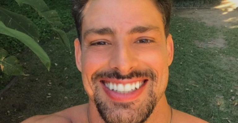 Cauã Reymond exibe corpão só de sunga e leva internautas à loucura: ”Confesso que dei zoom”