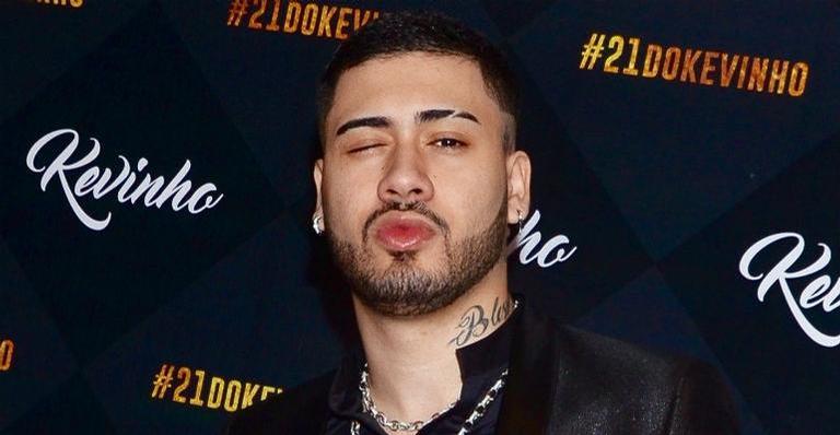 Kevinho exibe suas tatuagens em clique sem camisa e esquenta a web: ”Que homem”
