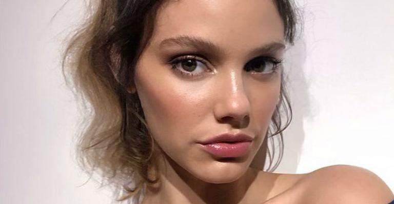 Laura Neiva impressiona ao surgir nua em ensaio exibindo reta final da gravidez