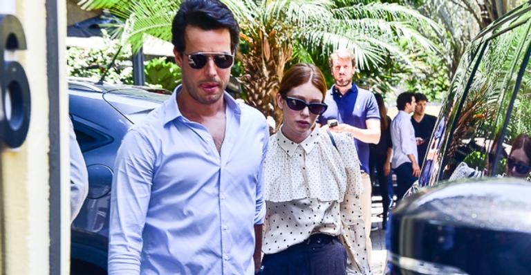 Muito abalada, Marina Ruy Barbosa vai com o marido ao velório das amigas vítimas de acidente aéreo