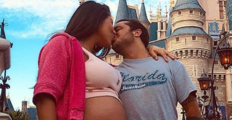 Com Thammy Miranda, Andressa Ferreira ostenta barrigão na Disney