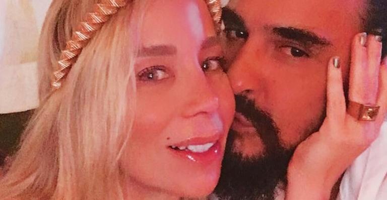 Danielle Winits e André Gonçalves comemoram três anos de relacionamento