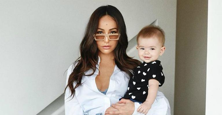 Em clima de fim de ano, Sabrina Sato e Zoe posam em frente a árvore de Natal e encantam web
