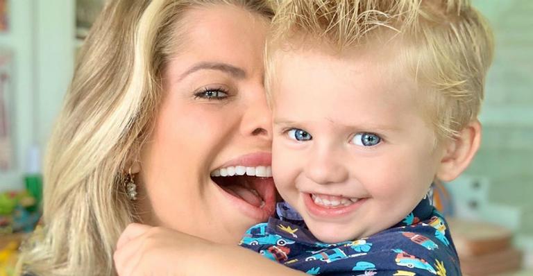 Karina Bacchi e Enrico começam a decorar casa para o Natal e encantam web com registro
