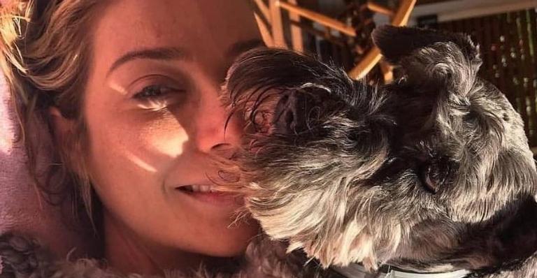 Luiza Possi lamenta perda de cachorrinha e comove a web: ”Meu primeiro amor”