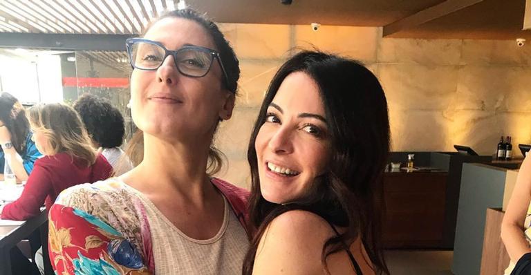 Ana Paula Padrão completa 54 anos e é homenageada por Paola Carosella: ”Mulher maravilha”