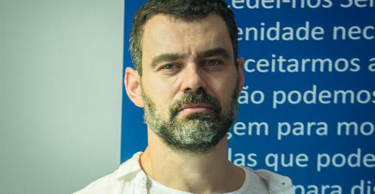 Aos 48 anos, Carmo Dalla Vecchia radicaliza visual e surge platinado