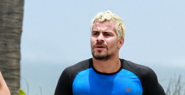 Em boa forma, Thiago Martins é flagrado correndo na praia