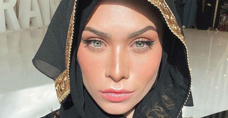 Flavia Pavanelli arranca risadas dos seguidores ao comparar foto toda maquiada com natural