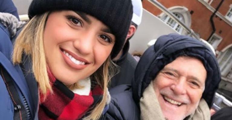José de Abreu curte férias na Europa com a namorada: ”Quase nem tá frio!”