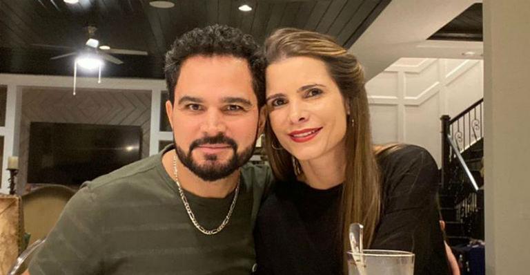 Luciano e Flávia Camargo fazem festa caseira para as filhas e encantam internautas