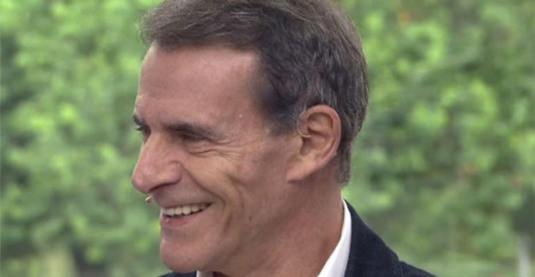 Ex-galã da Globo, Mário Gomes, consegue licença de ambulante para vender sanduíches em trailer