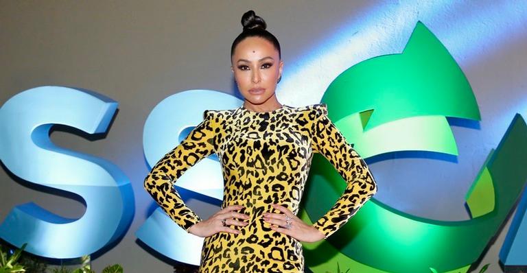 De vestido de onça com fenda, Sabrina Sato exibe pernões e bumbum empinado em evento da Record TV
