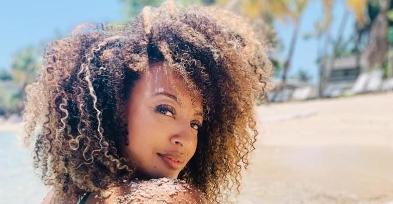 Ao completar 36 anos, Sheron Menezes publica linda mensagem na web: ”O tempo tem me caído bem”