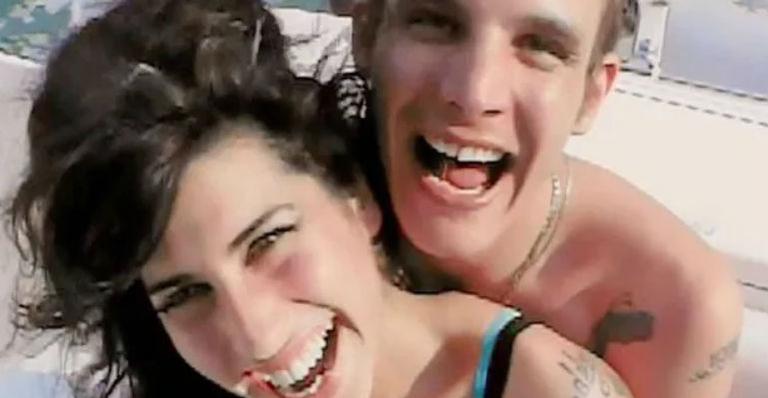 Ex-marido de Amy Winehouse é preso por causar incêndio em sua própria casa