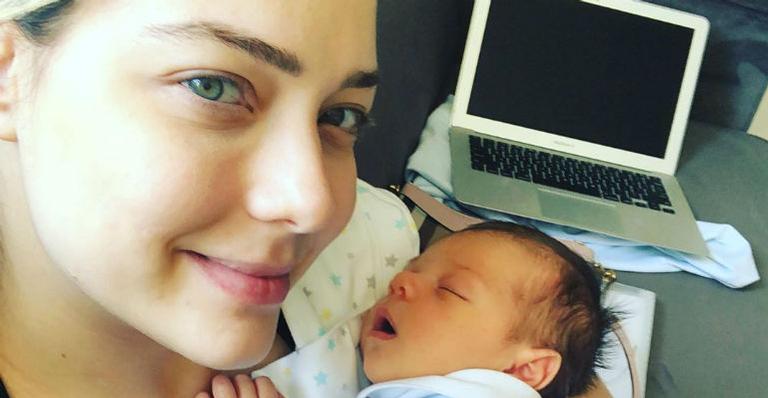 Carol Dantas explode o fofurômetro com foto inédita de Valentin com apenas alguns dias de vida