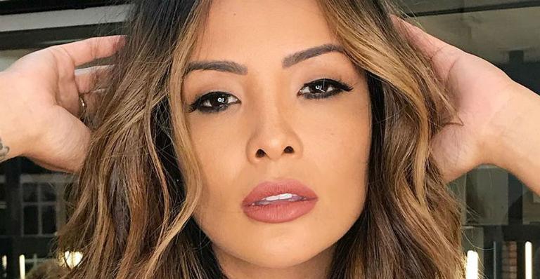 Carol Nakamura impressiona com corpão ao posar de biquíni e exibir tatuagem íntima