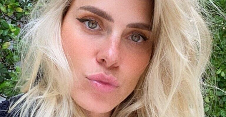 Carolina Dieckmann relembra fotos de ensaio e impressiona com beleza diferente