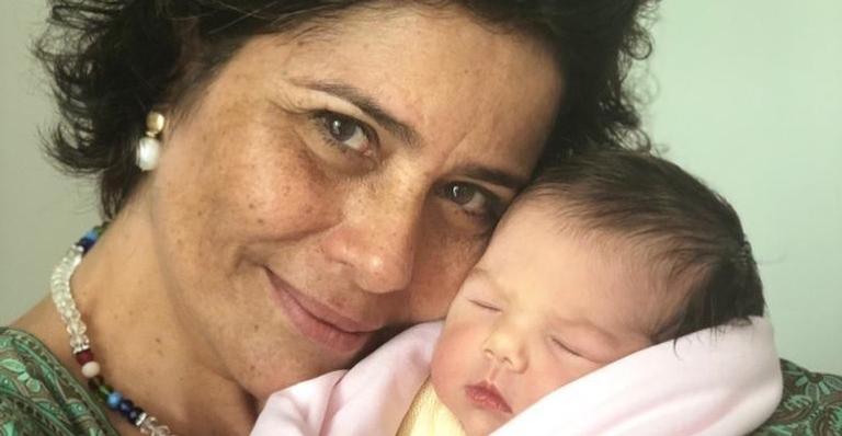 Mãe de Rafa Vitti compartilha foto antiga do ator e compara: ”A Cara de Clara Maria”