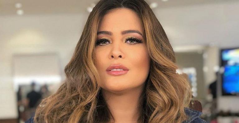 Geisy Arruda faz biquíni de fita adesiva e sensualiza ostentando bronzeado perfeito