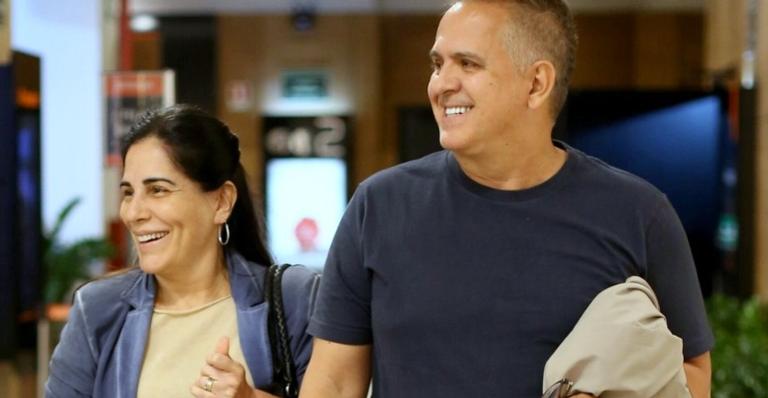 Gloria Pires é tietada por Papai Noel e esbanja simpatia em passeio ao shopping com Orlando Morais