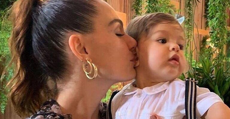 Isis Valverde mostra detalhes da mesa do bolo do aniversário de um ano do filho