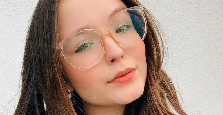 Larissa Manoela bate 26 milhões de seguidores nas redes e comemora com make icônica