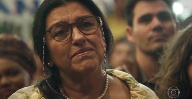 Lurdes se choca ao descobrir o destino da mulher que vendeu seu filho em ‘Amor de Mãe’