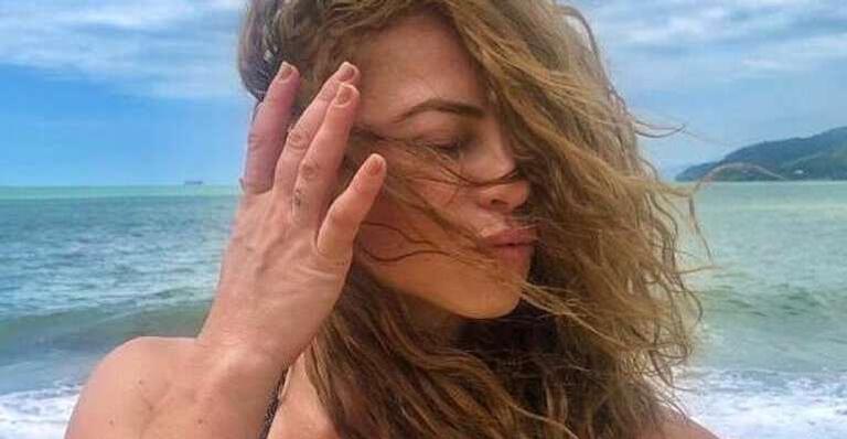 Paolla Oliveira exibe bumbum volumoso coberto de areia e quebra a internet