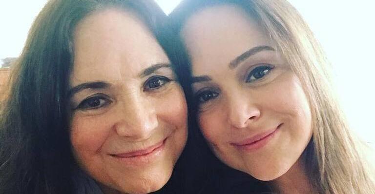 Regina Duarte mostra foto rara da neta e semelhança com Gabriela Duarte impressiona