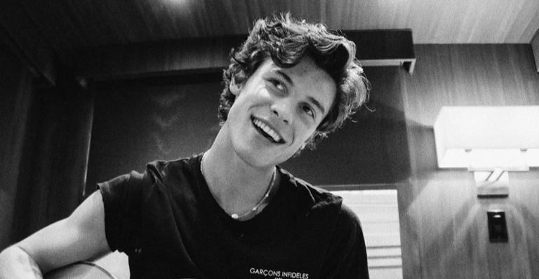 Shawn Mendes desembarca no Brasil, revela gravação de documentário e é recebido por multidão de fãs