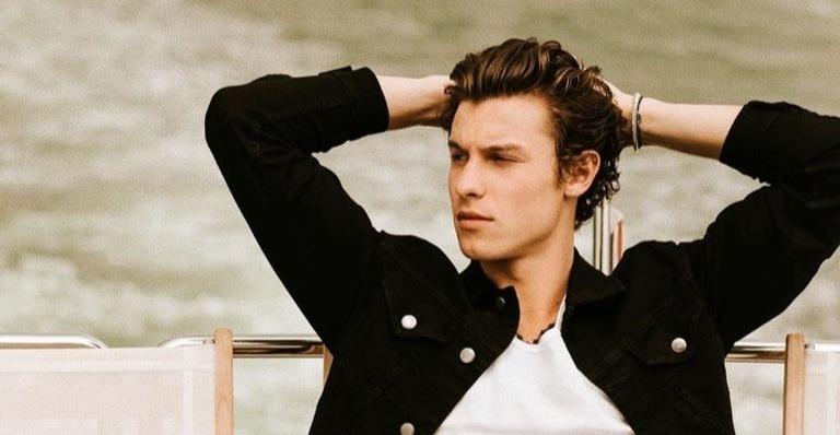 Após atender fãs na porta do hotel, Shawn Mendes é flagrado andando pelas ruas de São Paulo