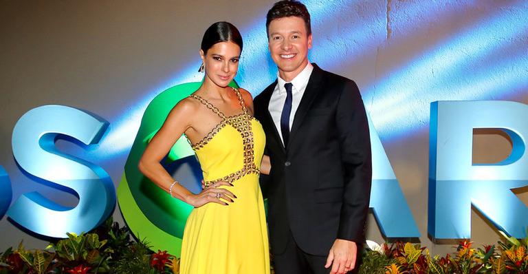 De roupa de festa, Rodrigo Faro e Vera Viel surgem deslumbrantes em evento da Record TV