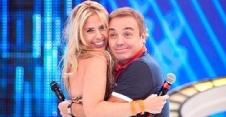 De Miami, Adriane Galisteu homenageia Gugu Liberato e lamenta não comparecer ao seu velório