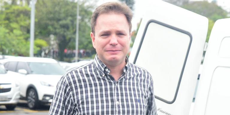 Alan Frank, ex-integrante do grupo Polegar, diz aos prantos que Gugu não queria mudar de casa