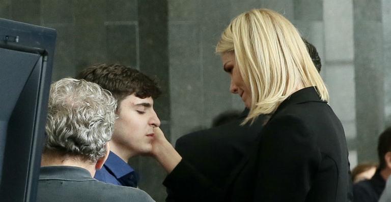 Ana Hickmann consola João Augusto, filho mais velho de Gugu Liberato