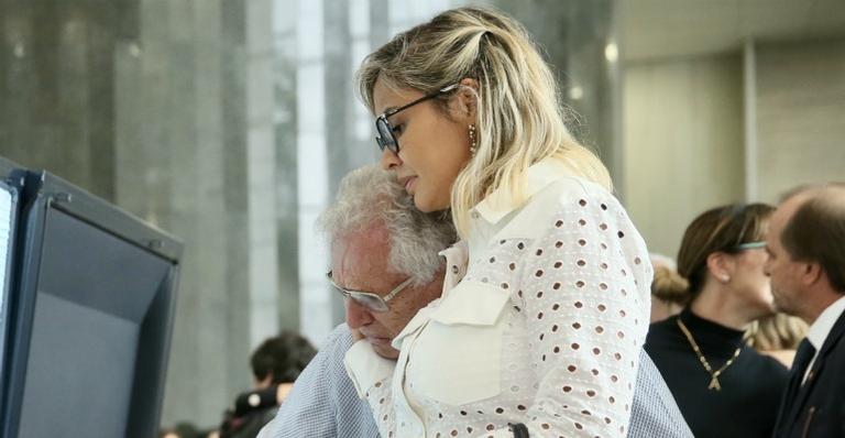 Carlos Alberto de Nóbrega cai no choro ao se despedir de Gugu Liberato e é amparado pela esposa