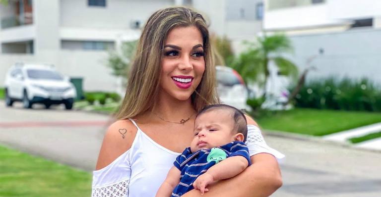 Evelyn Regly comemora três meses do filho com festa de abacate e fãs se divertem: ”Amei”
