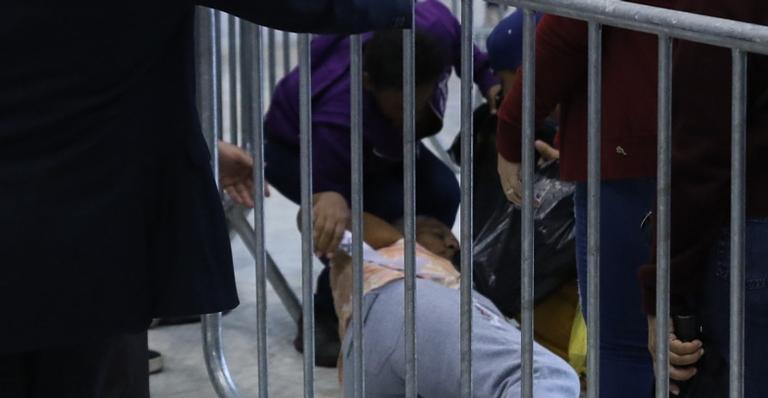 Fã passa mal e desmaia ao ver o corpo de Gugu Liberato durante velório