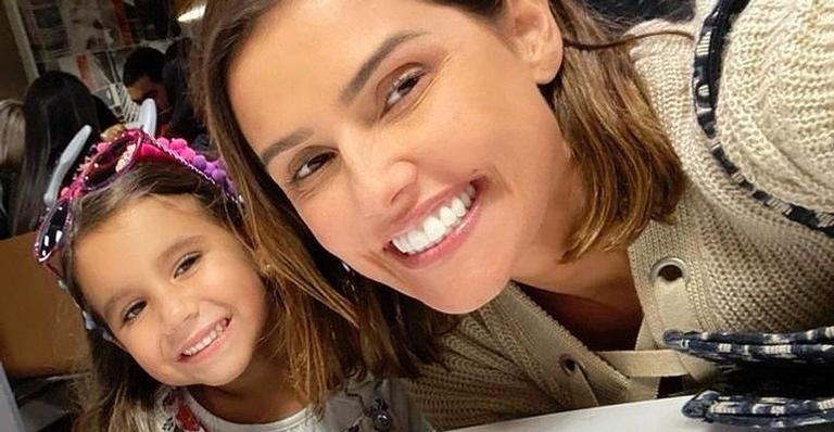 Longe da mãe, filha de Deborah Secco faz tatuagem fake para a atriz