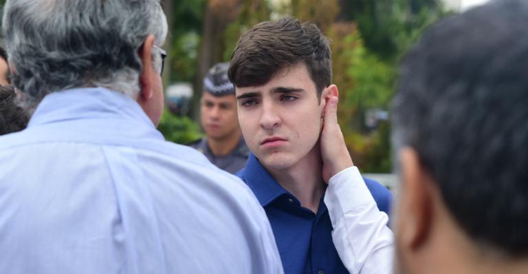 Abalado, filho de Gugu Liberato chega ao velório do apresentador