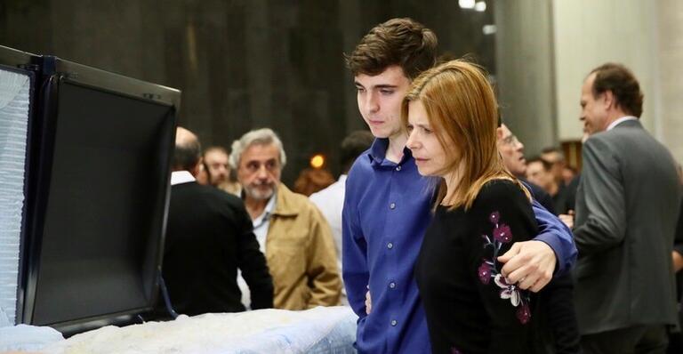 Filho de Gugu Liberato deixa lembrança no caixão do pai durante o velório